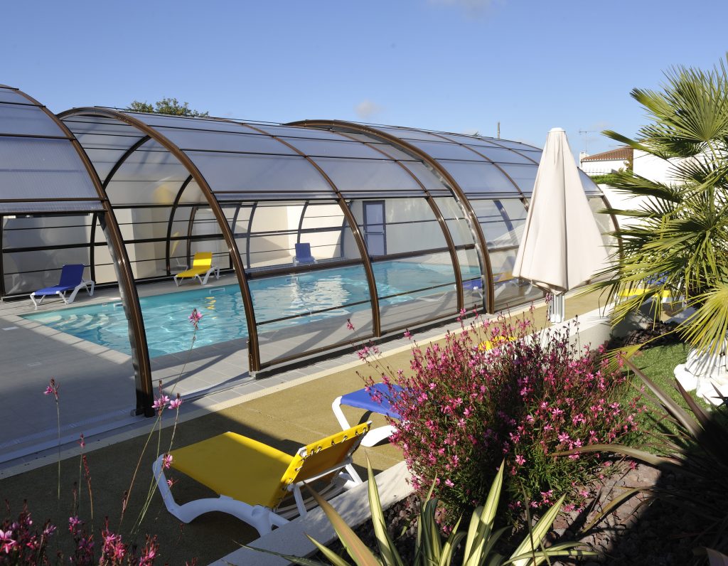 la plage extérieure de la piscine couverte et chauffée à Brétignolles/Mer