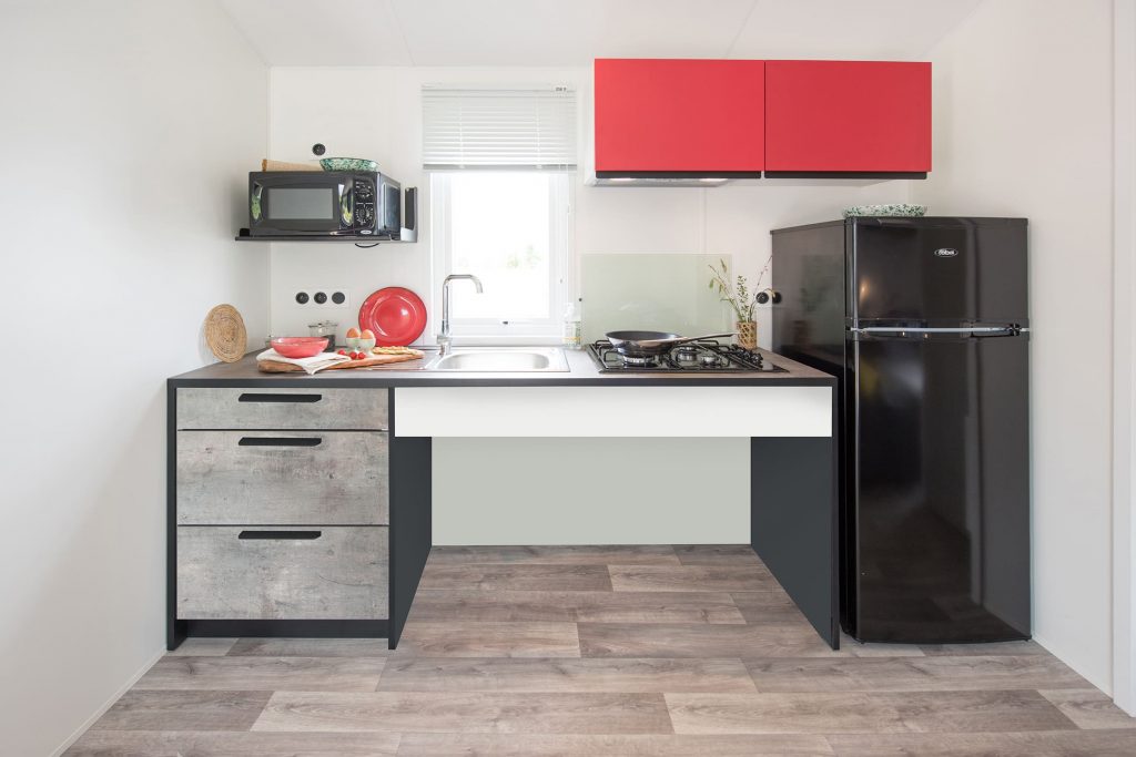 Espace cuisine de la location mobil-home PMR du Camping L'Eden à Brétignolles