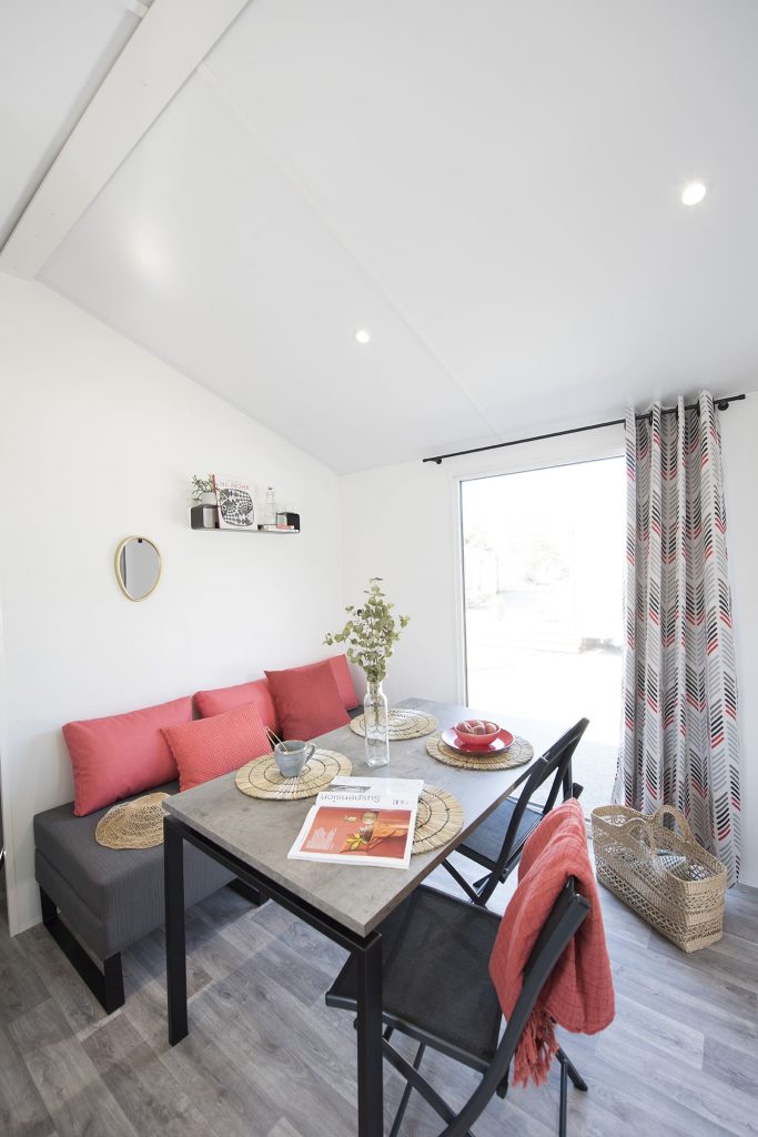 Espace salon de la location mobil-home PMR au Camping L'Eden à Brétignolles