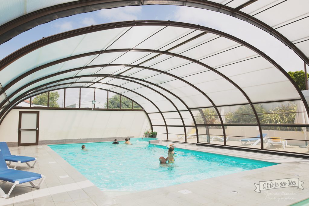 La piscine couverte et chauffée d'un petit camping à Brétignolles sur Mer
